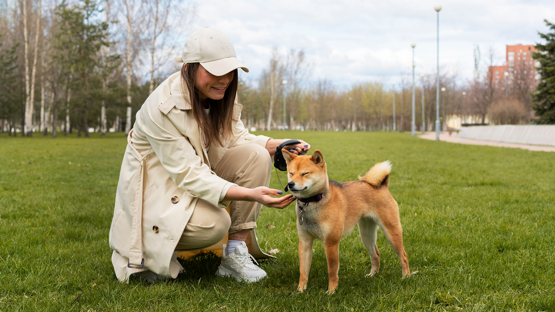 В 30 метрах от дома расположена специально оборудованная, огороженная площадка для выгула и тренировки домашних животных, а в каждом подъезде установлена мойка для лап собак.